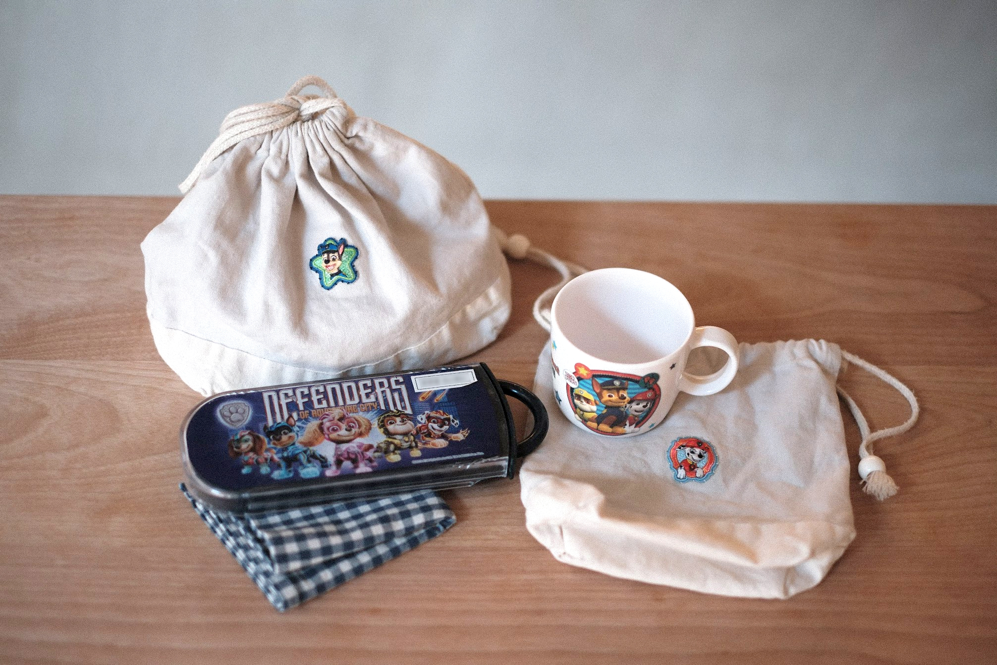 無地の既製品の巾着にワッペンをつけた、パウパトロールのシンプルなお弁当セット