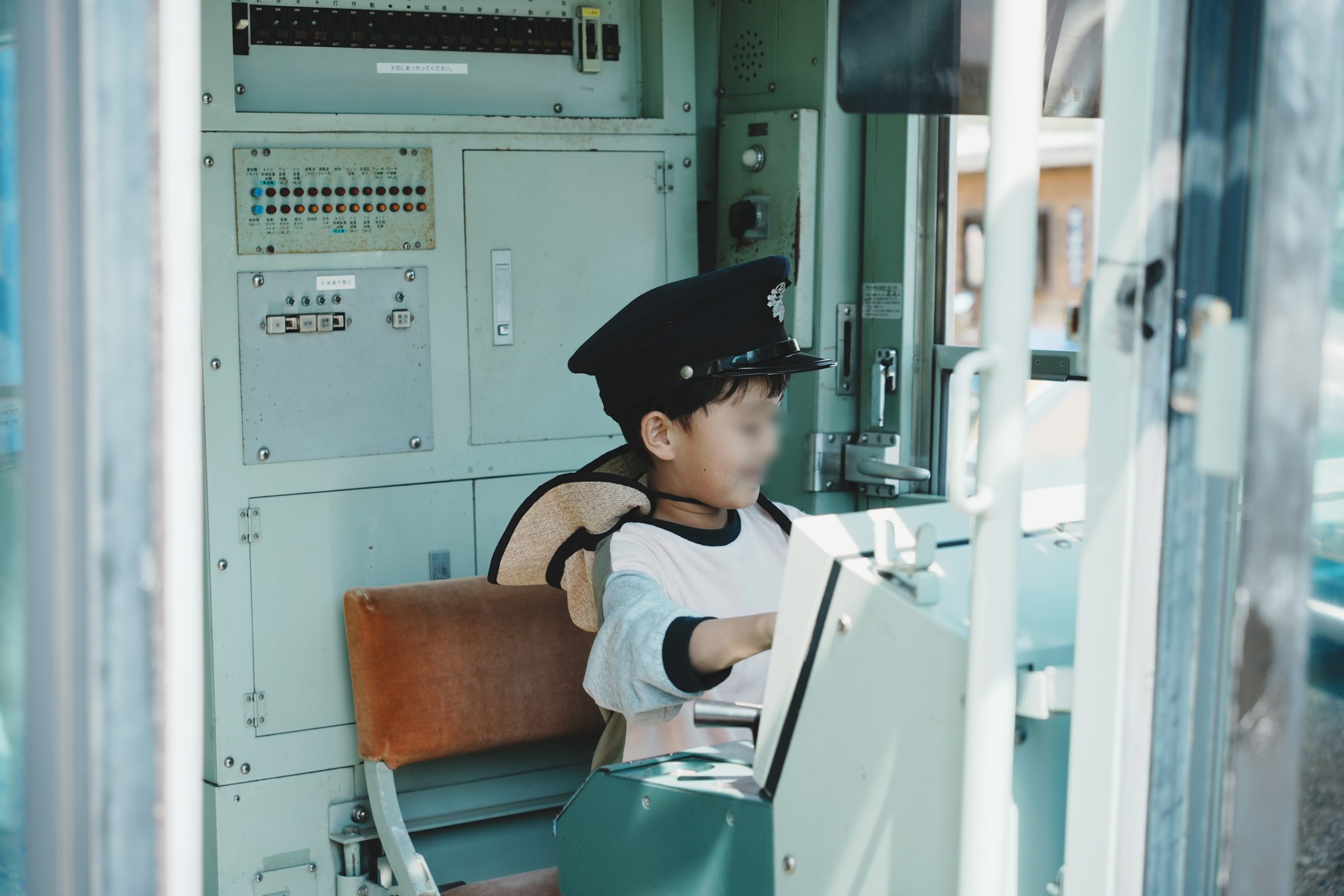 運転士さんの帽子を被れる運転席は、子鉄にも親にも人気の撮影スポット