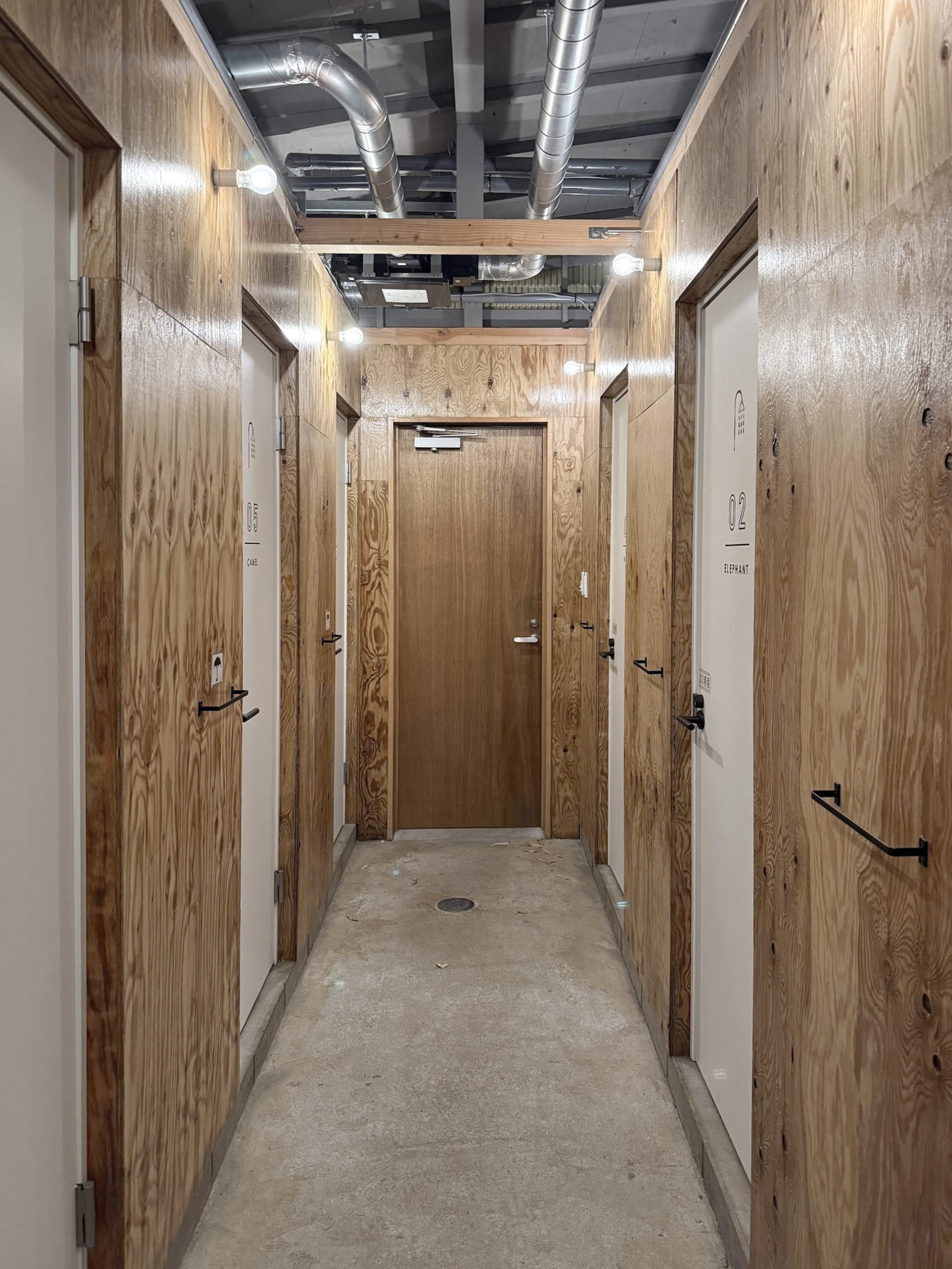 The Bamboo Forest の共用棟内の写真。シャワーブースやトイレがある